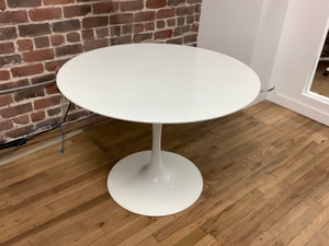 Table Round with Pedestal Base